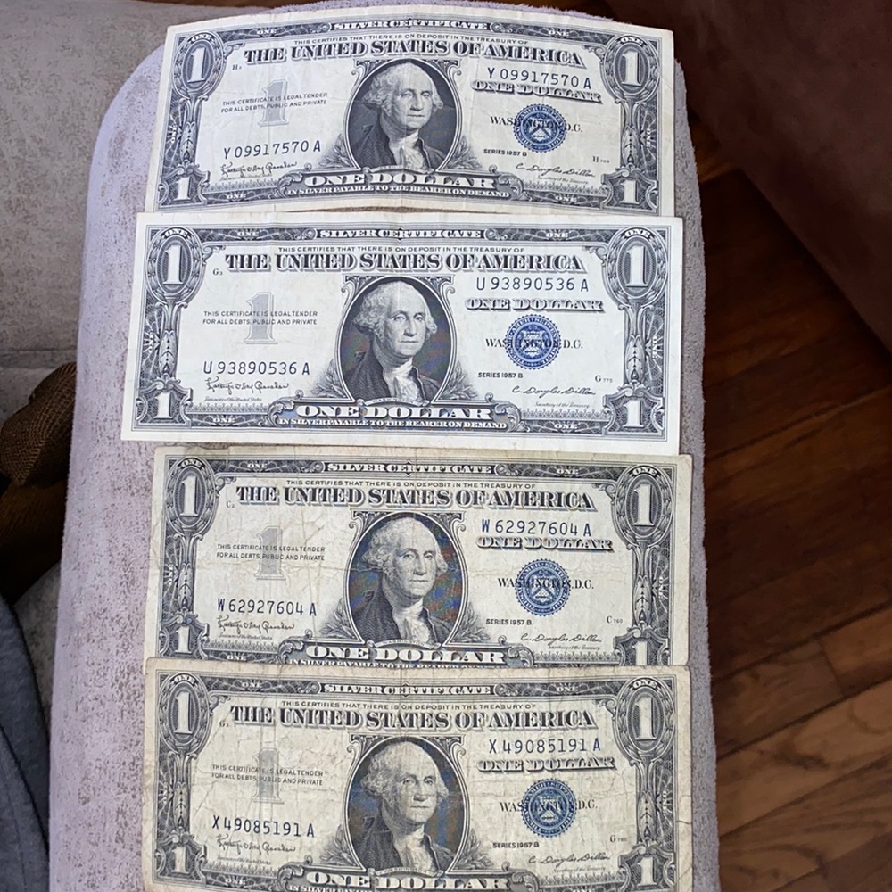 1957 Silver Certifícate’s lose so will just come in a envelope.(4)1957’s seriesB